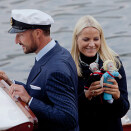 Kronprinsparet fikk dukkene fra talerstolen i Brattvåg. (Foto: Stian Lysberg Solum / NTB scanpix)